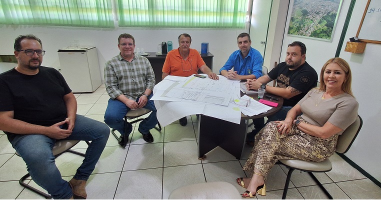 Foto: Representante da rede Jaú Serve apresenta pré-projeto da nova loja ao prefeito municipal e à equipe de licenciamento de construção